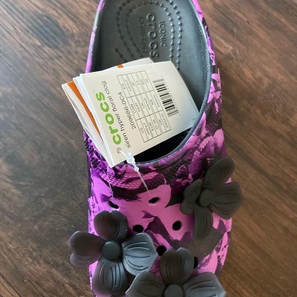 NEW CROCS Vibrant Purple & Black Floral Platform Clogs Ladies sz 7 - Picture 2 of 10